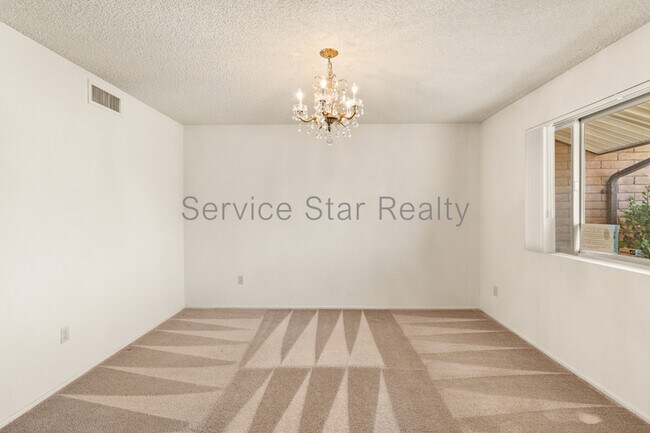Building Photo - 4938 E Earll Dr