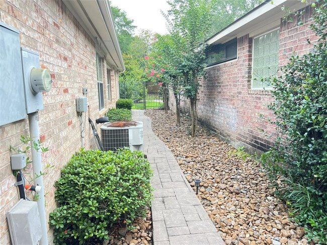 Building Photo - 42 W Foxbriar Forest Cir