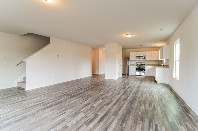 Foto del edificio - 4026 Lake Russell Dr