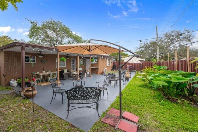 Vista al jardín - 6500 SW 16th St