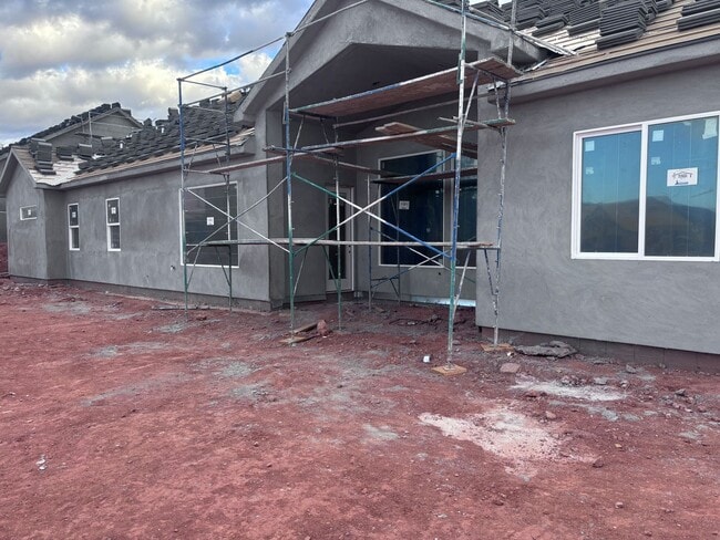 Building Photo - Brand New 3 bed plus office/2.5 bath in beautiful Coral Canyon!