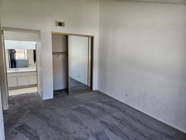 Building Photo - 44588 La Paz Rd