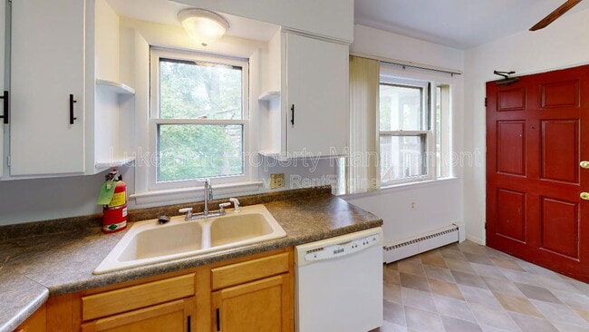 Building Photo - 3729-3731 Oakland Dr