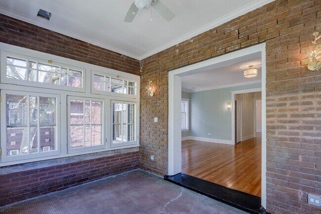 Building Photo - 925 W Winona St