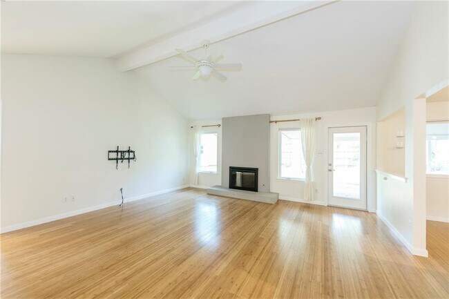Foto del edificio - 13028 Silver Creek Dr
