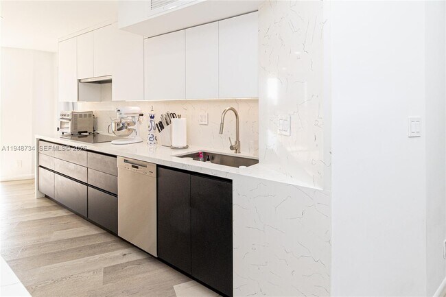 Building Photo - 3180 S Ocean Dr