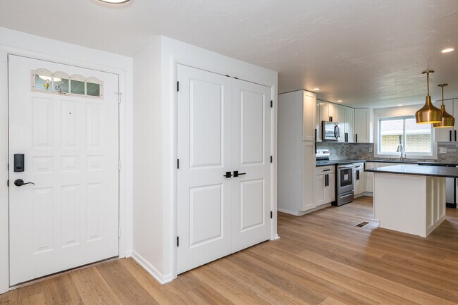 Foto del edificio - 1380 Maple Grove Dr