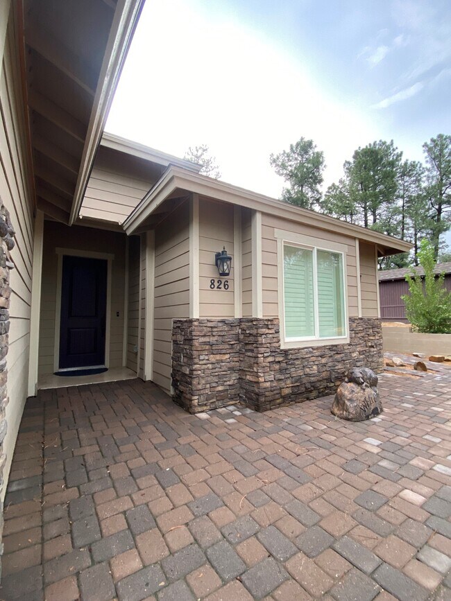 Building Photo - 826 Hemlock Ave