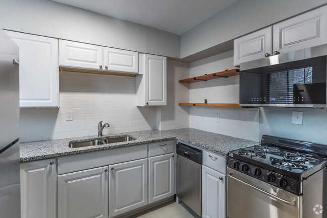 2 HAB, 1 BA - Cocina grande - 1,023 ft² - Greenline Apartments