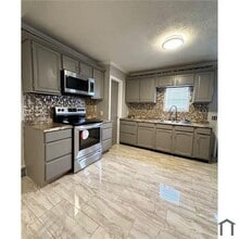 Building Photo - 216 E 33rd St