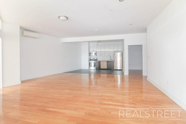 Building Photo - LUXURY 2 Bed LOFT in Queens!
