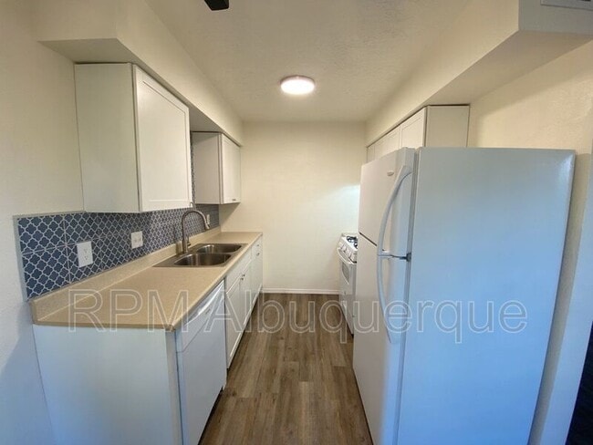 Foto del edificio - 12120 Menaul Blvd NE