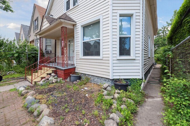 Building Photo - 4 Bedroom 2 Bath $1,500
