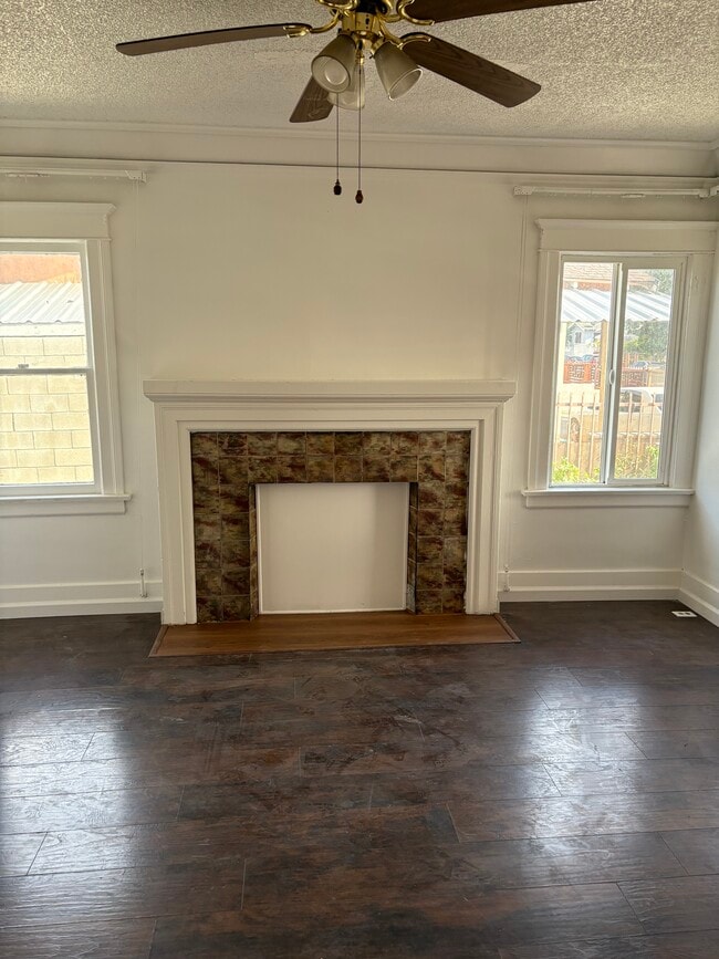 Building Photo - 601 W 74th St