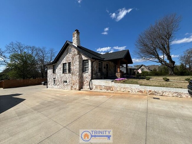 Foto del edificio - Rare Gem On Old Augusta Road! 3 Bed, 3 Bat...