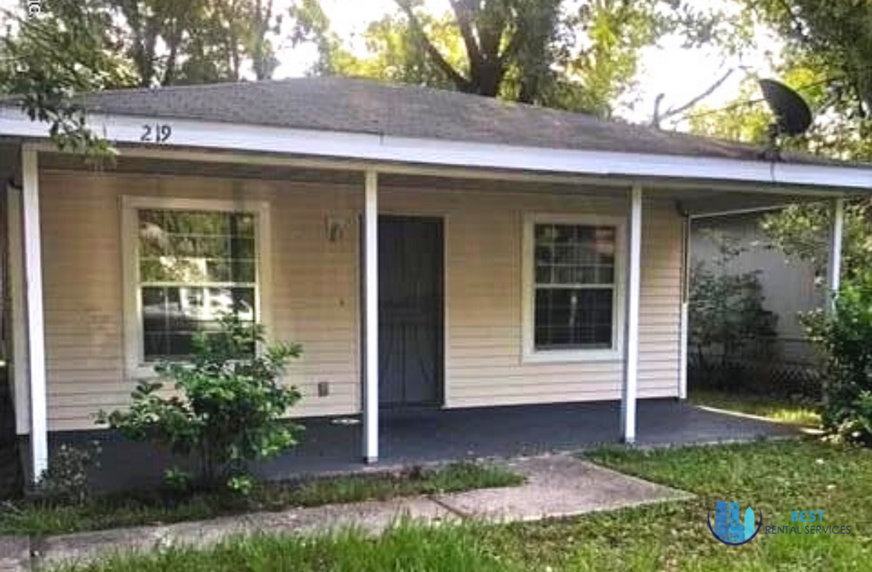 Primary Photo - Beautiful 3-bedroom, 2-bath home fully fen...