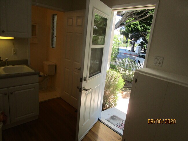 Puerta de la cocina que da al patio. - 1352 Ocean Park Blvd