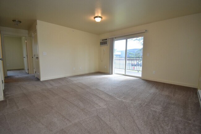 Foto del edificio - Centrally Located Second Floor 2b w/ Priva...