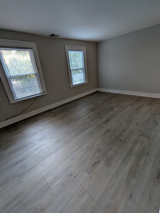 Building Photo - 16 Hallock Ave