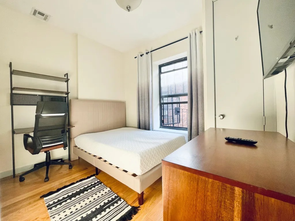 Foto del edificio - Furnished room/NOT APARTMENT