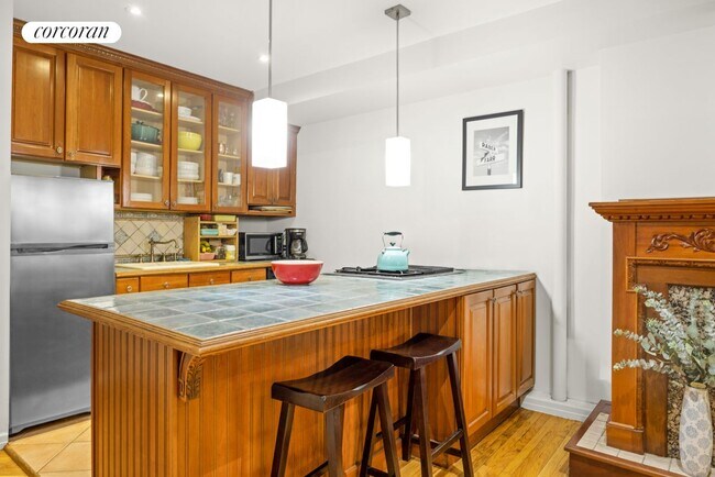 Building Photo - 889 Union St