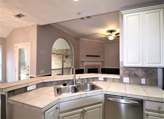 Foto del edificio - 8908 Harmony Dr