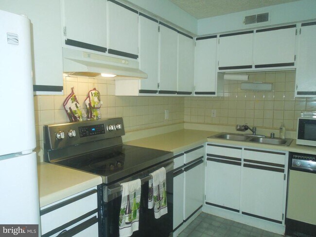 Building Photo - 8030 Abbey Ct