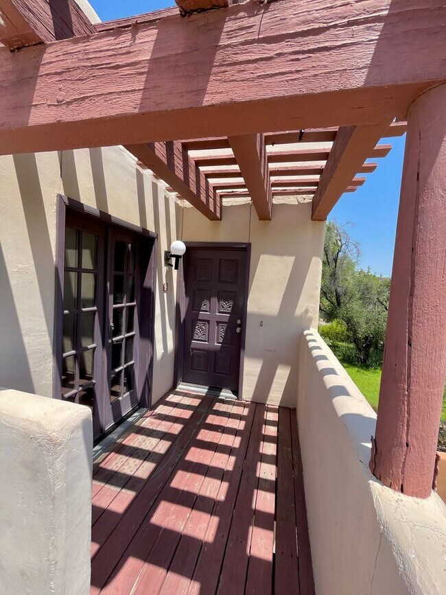 Building Photo - ASU Location!! Welcome to this modern and recently remodeled bedroom, 1 bathroom condo!