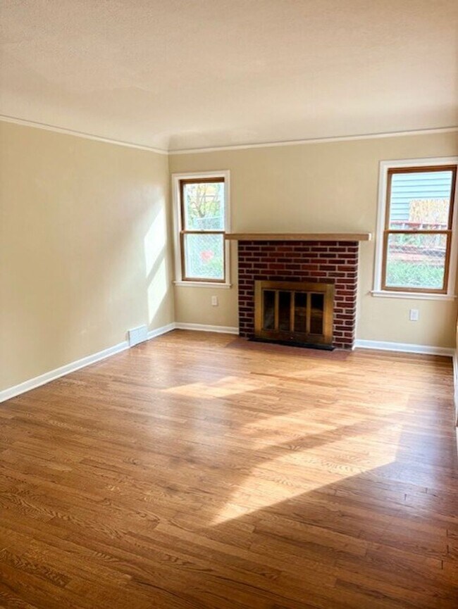 Building Photo - Charming 4-Bedroom Home in the Heart of Windsor Heights!