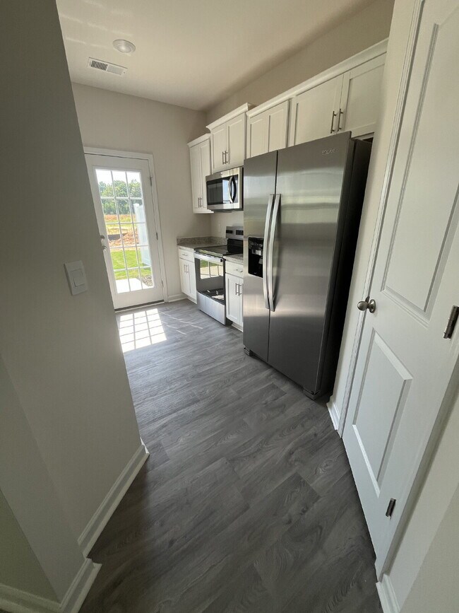 Building Photo - "Charming 3-Bed Townhouse with Granite Elegance in Prime Graham Location!"