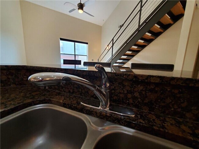 Foto del edificio - Room in Condo on 17th St NW