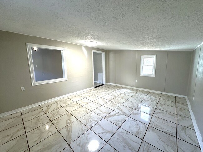 Building Photo - Renovated 3/1 House w/ Tile Floors Throughout, New Kitchen, New Paint, Huge Fenced Yard, Washer/D...