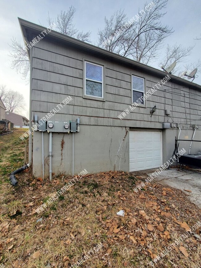 Building Photo - 2201 S Cedar Ave., Independence, MO 64052