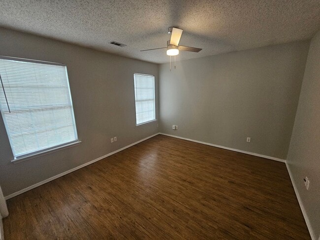 Building Photo - Nice 3 bedroom 2 bath home with fenced in ...