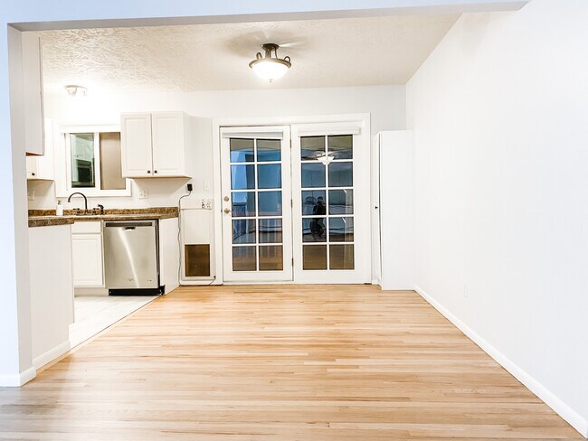 Building Photo - 5033 Pineridge Ave