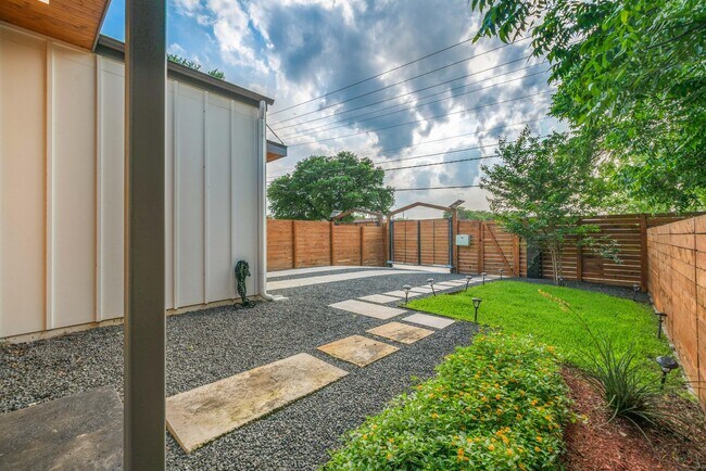 Foto del edificio - 4313 Banister Ln