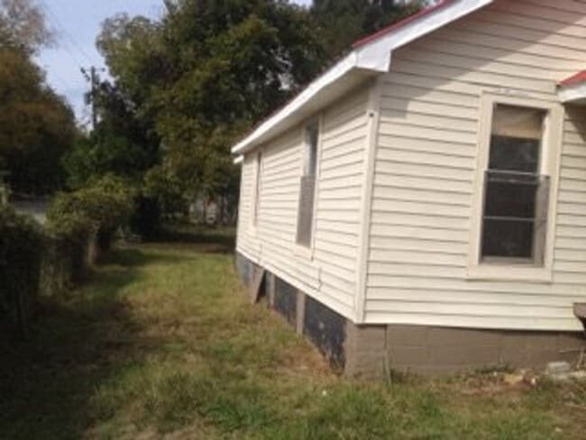 Building Photo - **AVAILABLE NOW**3 Bedroom / 2 Bathroom Ho...