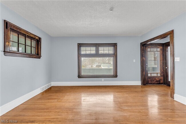 Foto del edificio - 10302 Parkview Ave