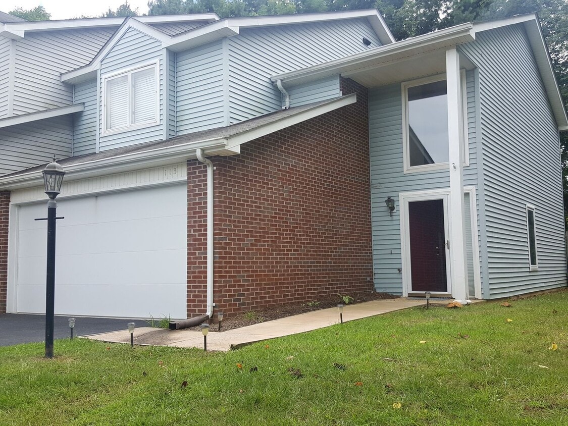 3 Bedroom 2.5 Bath 2 Car Garage Townhouse House Rental in Blacksburg