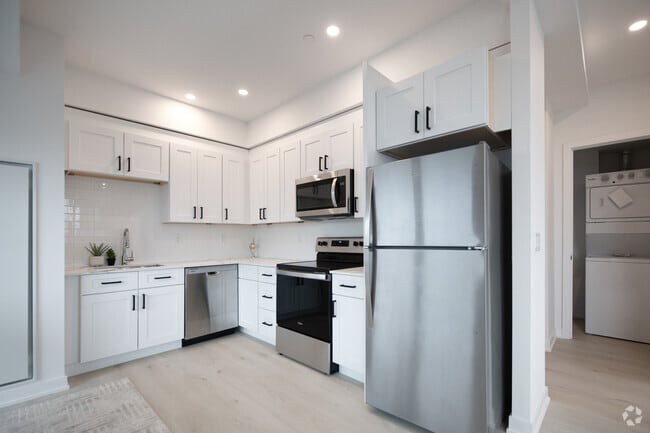 2BR, 2BA - 1,010SF - Kitchen - The Carlisle