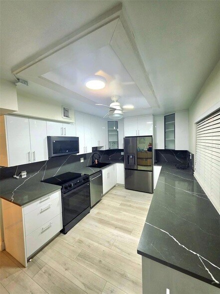 Foto del edificio - 4020 W Palm Aire Dr