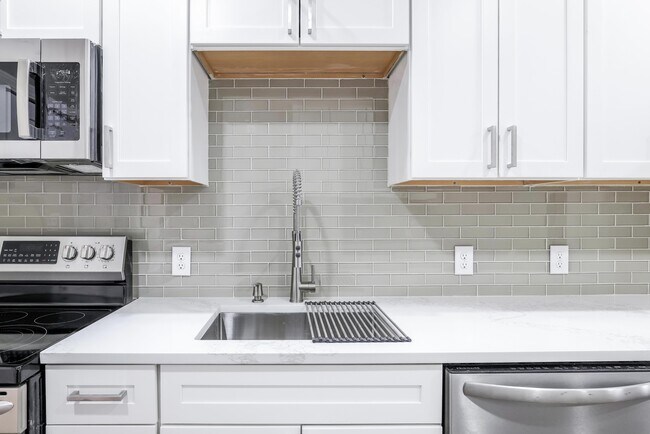 Building Photo - 10 Millbury St