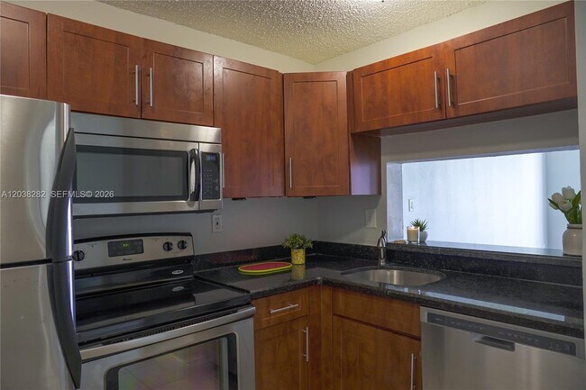 Foto del edificio - 482 NW 165th St