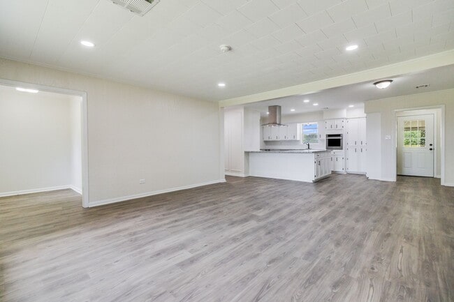 Building Photo - 3 Bed/3 Bath House