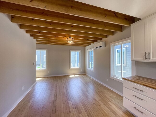 Building Photo - Beautiful Compact Cottage in South Asheville