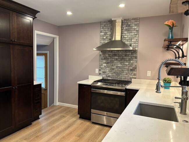 Foto del edificio - Brick Ranch for Rent in Mayfield HTS walking distance to Golden Gate Plaza