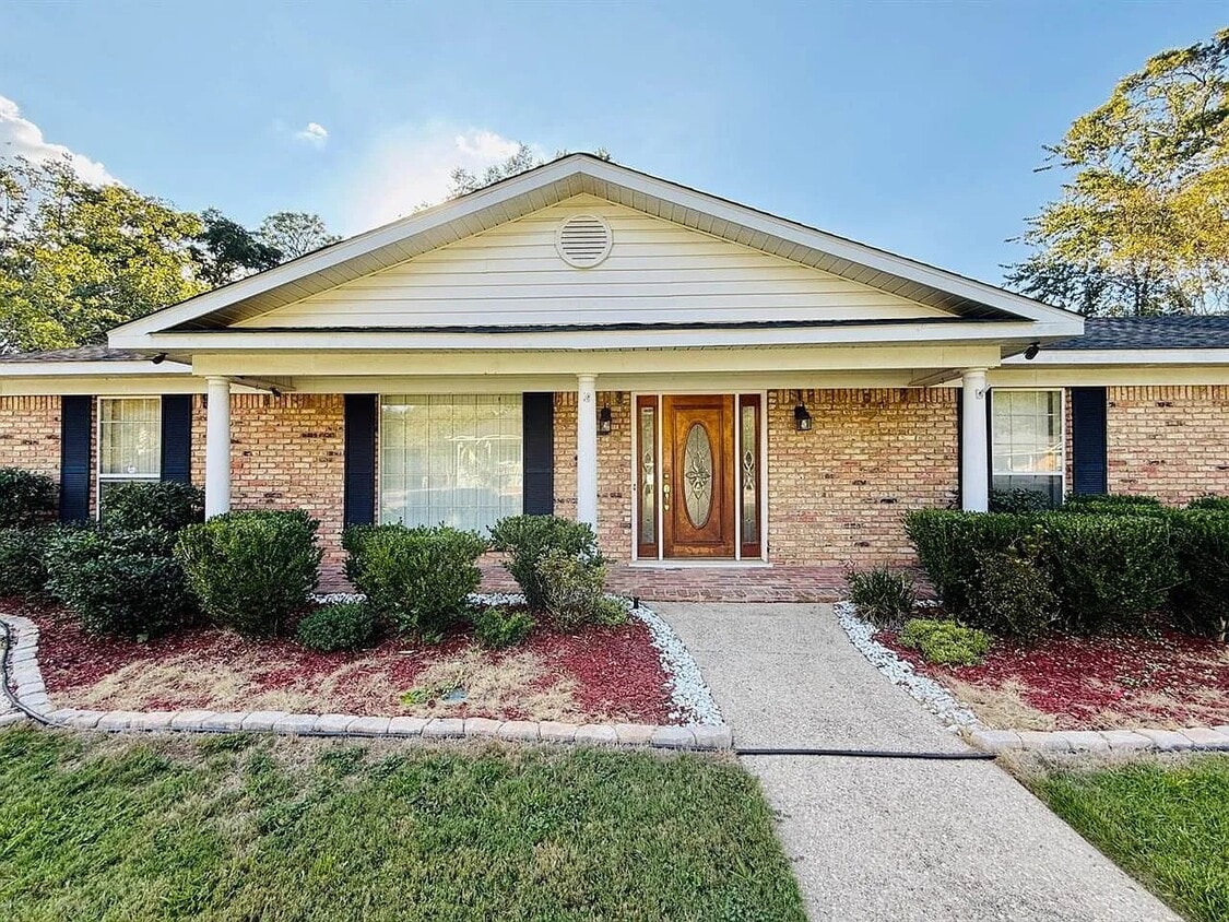 Primary Photo - 814 Pinemont Dr