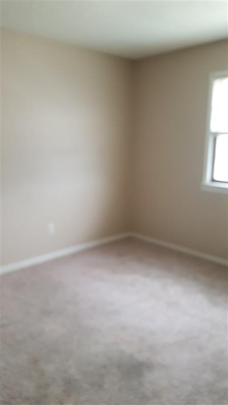 Building Photo - Centrally Located and steps from UCM