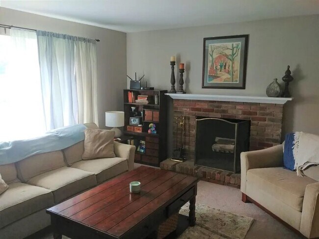 Foto del edificio - 8424 Holiday Hills Dr