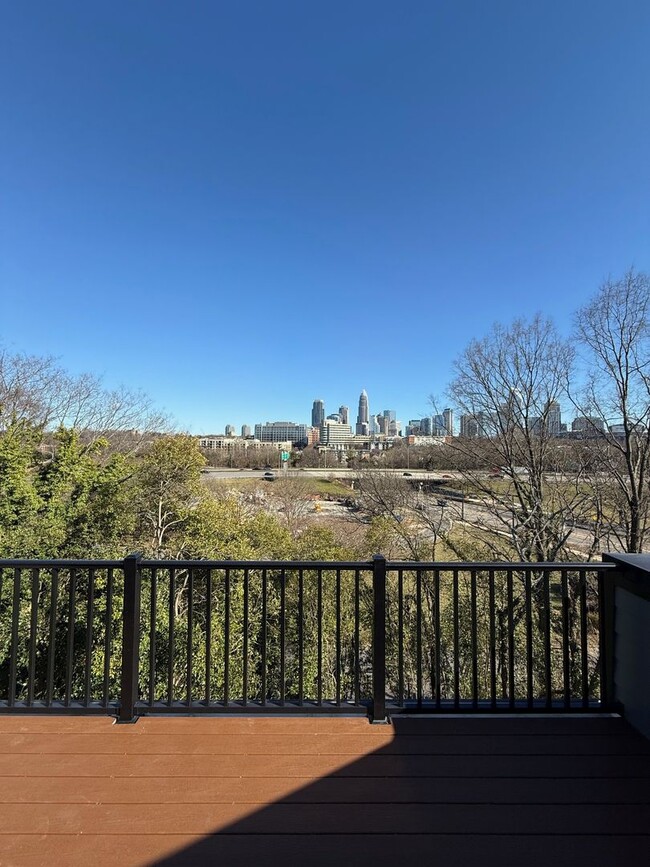 Building Photo - LUXURY at its Finest!! Rooftop terrace